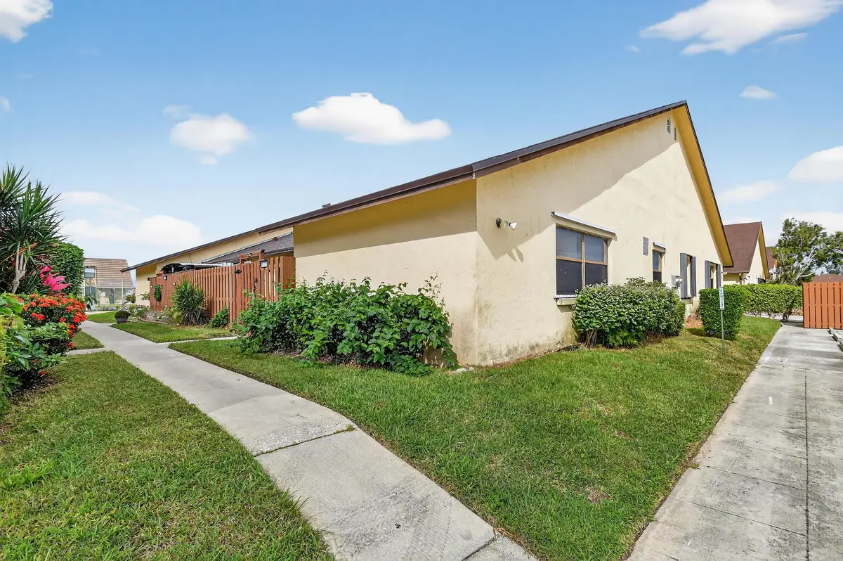 484 Springdale Circle #48d, Palm Springs, FL 33461 - Image #1