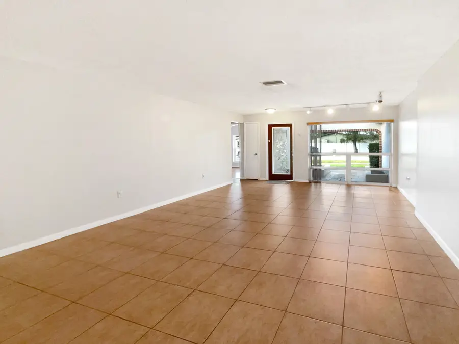 8900 NW 11th Street, Pembroke Pines, FL 33024 - Image #3