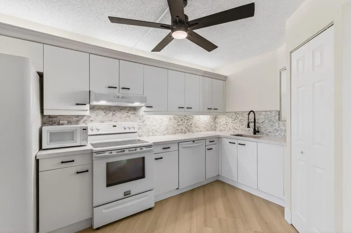 5900 Camino Del Sol #304, Boca Raton, FL 33433 - Image #1