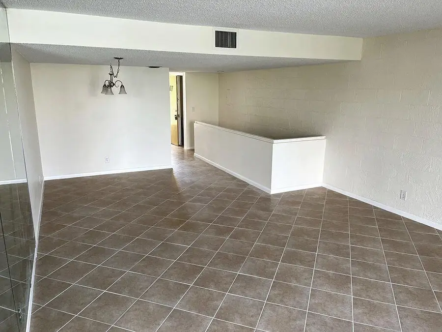 2828 Tennis Club Drive #207, West Palm Beach, FL 33417 - Image #2