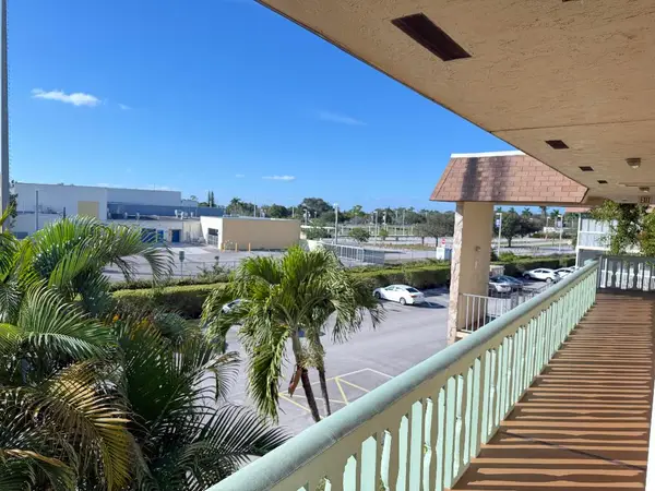 400 Village Green Circle W #304, Palm Springs, FL 33461