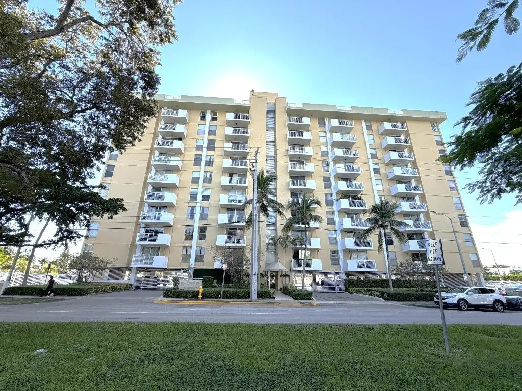 2000 NE 135th Street #Ph, Miami, FL 33181 - #1