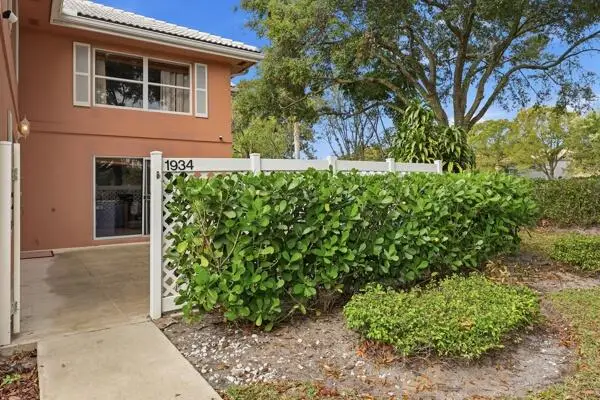 1934 Stratford Way, West Palm Beach, FL 33409 - Image #2