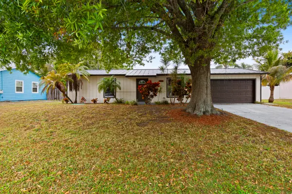 762 NE Lanfair Street, Port St Lucie, FL 34983