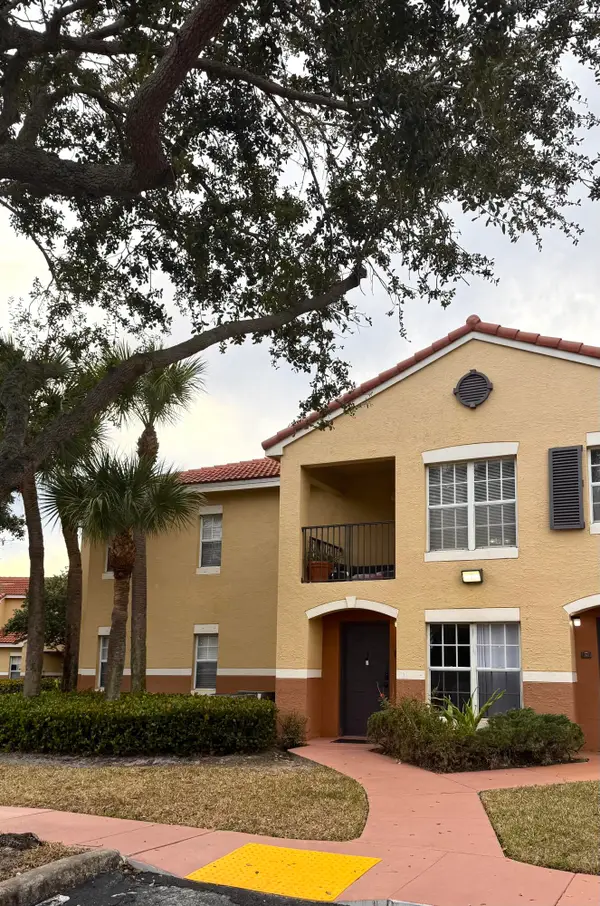 10282 Fox Trail Road S #201, Royal Palm Beach, FL 33411