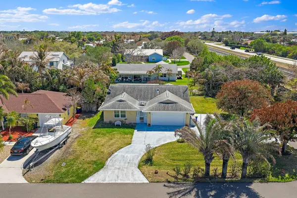 7954 SE Carlton Street E, Hobe Sound, FL 33455