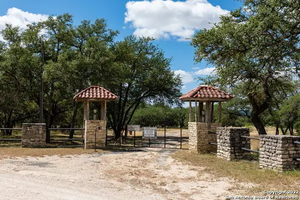 434 River Rd, Utopia, TX 78884