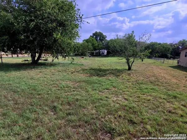 200 Blue Jay Dr, Floresville, TX 78114