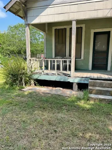 606 Armstrong St, Yoakum, TX 77995 - Image #2