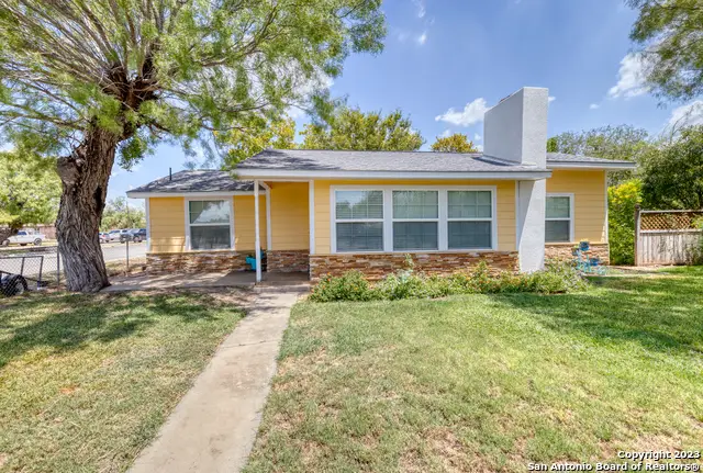 707 Hay St, Carrizo Springs, TX 78834 - Image #2