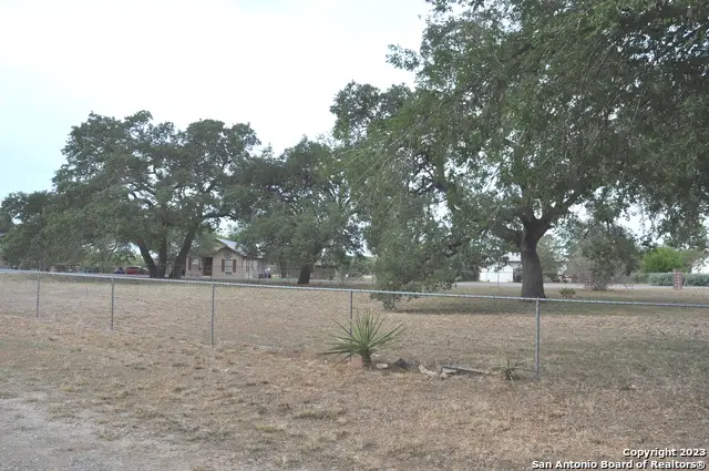 402 W Dilley Ave, Devine, TX 78016 - Image #3