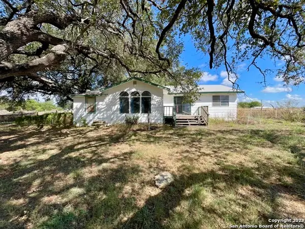 284 County Road 6612, Devine, TX 78016
