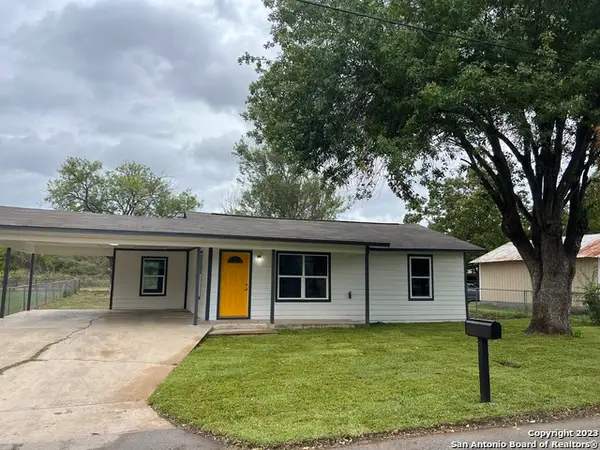 1207 Plum St, Floresville, TX 78114