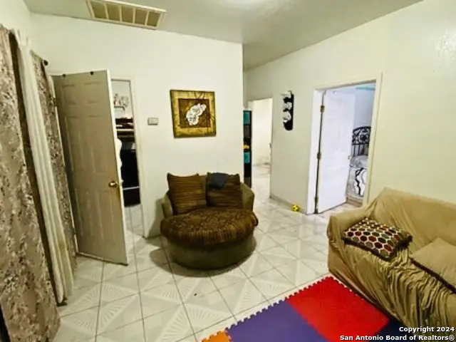 809 4th St, Floresville, TX 78114 - Image #2