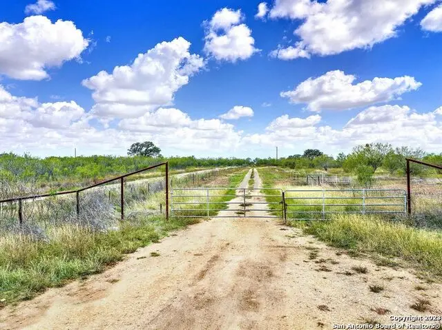 2049 County Road 451, Hondo, TX 78861 - Image #3