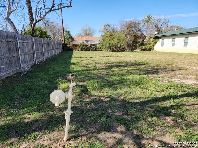 608 N 9th St, Carrizo Springs, TX 78834 - Image #1