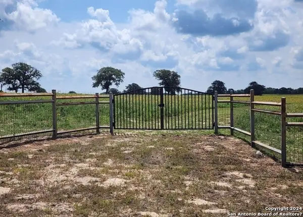 233 Triple Bend Dr, La Vernia, TX 78121