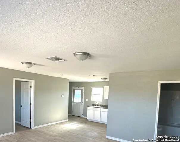 536 N Estes Ave, La Pryor, TX 78872 - Image #3