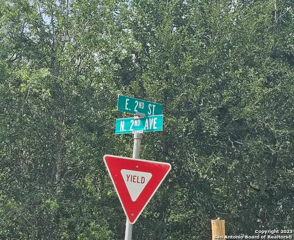 102 E 2nd St, Elmendorf, TX 78112 - Image #2