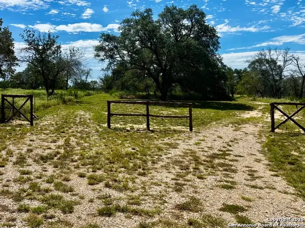 0 Cr 781, Natalia, TX 78059