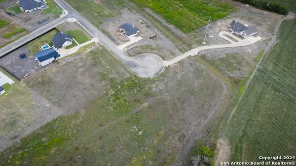 208 Farmhouse, Marion, TX 78124