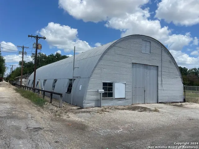 1905 Avenue R, Hondo, TX 78861 - Image #2