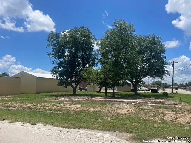 1205 16th St, Hondo, TX 78861 - Image #1