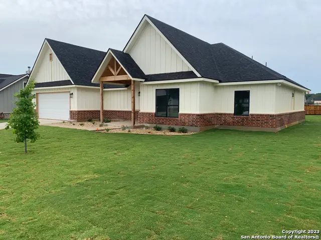 109 W Magnolia Cir, La Vernia, TX 78121 - Image #1