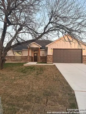 2002 Owens Ave, Three Rivers, TX 78071 - Image #1