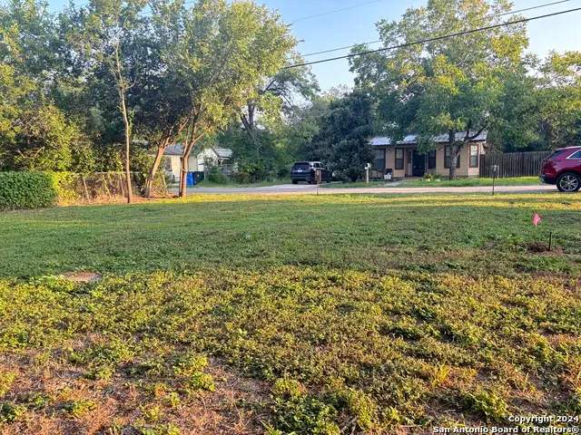 615 E Walnut St, Seguin, TX 78155 - #3