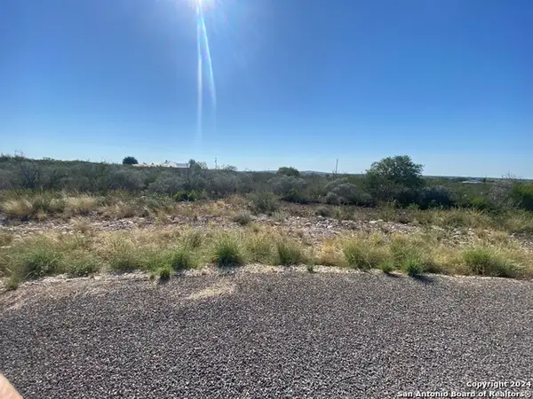 70 Greystone Hills Cir, Uvalde, TX 78801