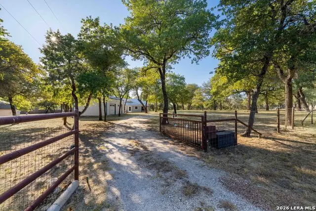 104 Scenic Oak, Floresville, TX 78114 - #2