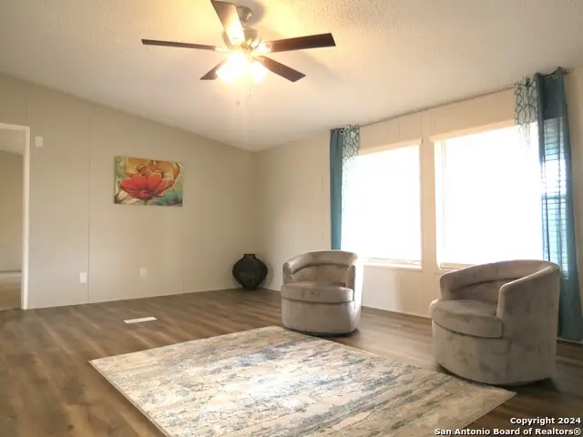 315 Loraine Dr, Devine, TX 78016 - Image #2