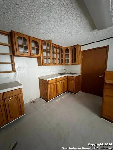 206 N 5th St, Carrizo Springs, TX 78834 - Image #2