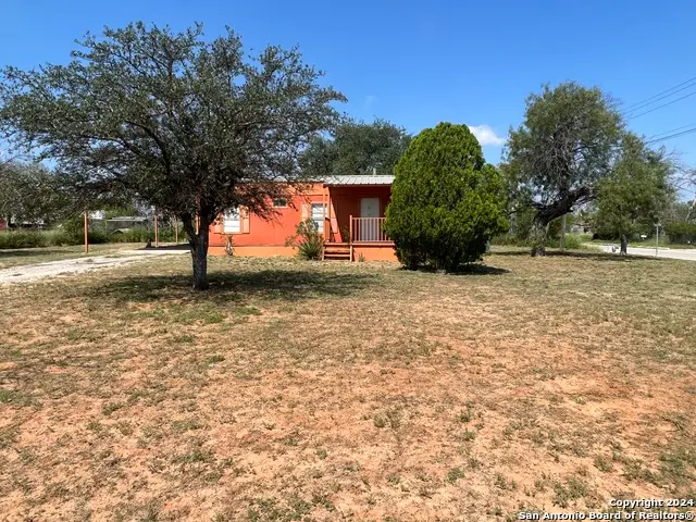 300 S 12th St, Carrizo Springs, TX 78834 - Image #1