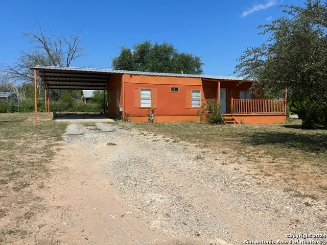 300 S 12th St, Carrizo Springs, TX 78834 - Image #2