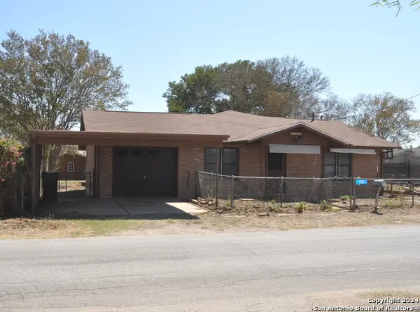 105 S Sayers Dr, Devine, TX 78016