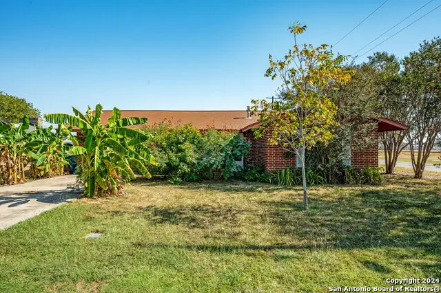 300 N Wright, Poth, TX 78147 - Image #1