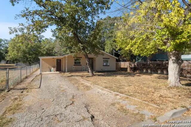 916 Ford St, Kerrville, TX 78028 - Image #2