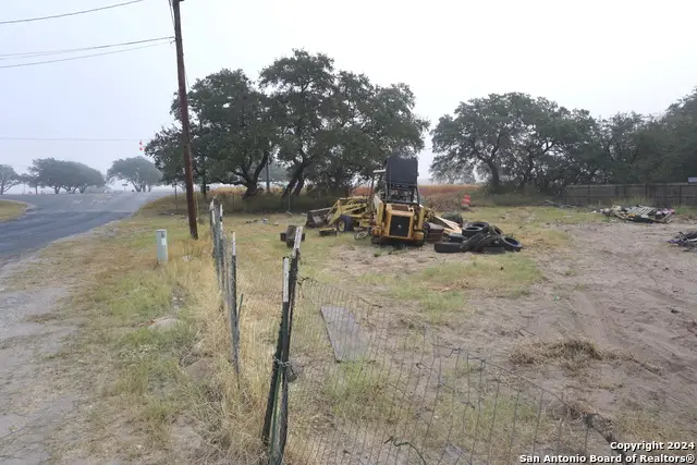 47 Viewpoint Dr, Poteet, TX 78065 - Image #3