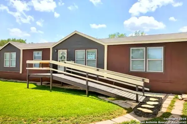 211 N 8th St, Christine, TX 78012