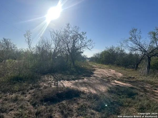 5870 County Road 405, Floresville, TX 78114