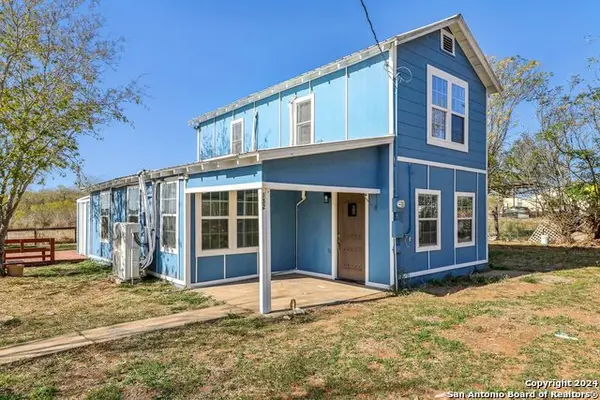 132 Renfro Dr, Devine, TX 78016