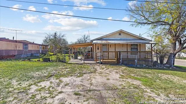 217 N Park Ave, Karnes City, TX 78118 - Image #1