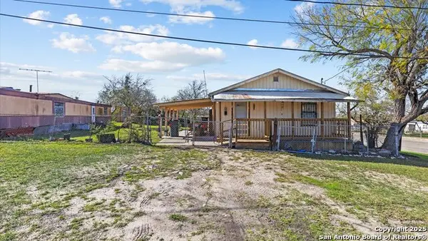 217 N Park Ave, Karnes City, TX 78118