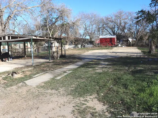 506 N Transportation Dr, Devine, TX 78016 - Image #1