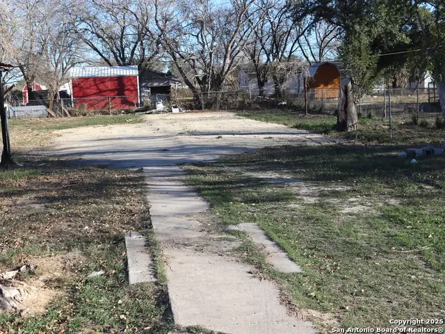 506 N Transportation Dr, Devine, TX 78016 - Image #2