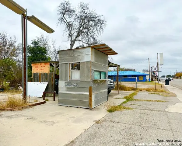 374 W Hwy 57, La Pryor, TX 78872 - Image #3