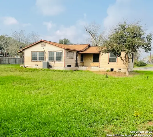524 E St, Floresville, TX 78114