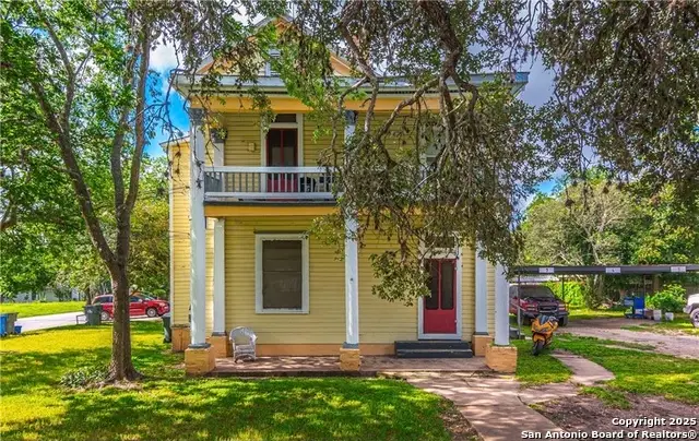 311 E Live Oak St, Seguin, TX 78155 - #1